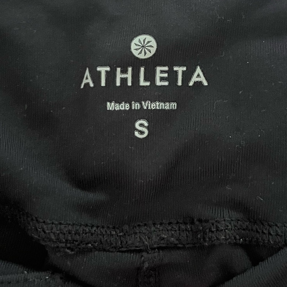 Athleta black capri leggings.